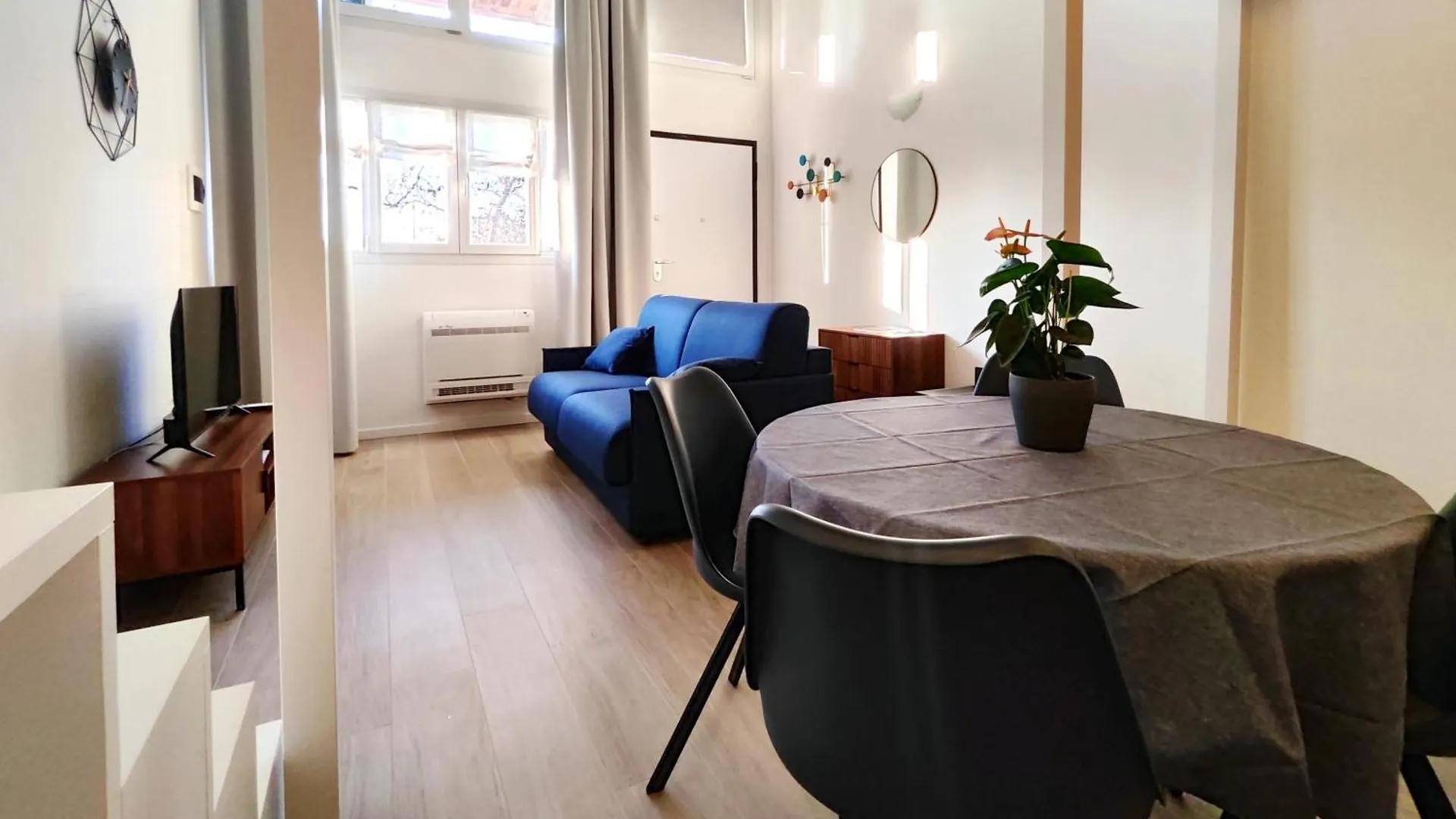 Fantastic Flat Famagosta Area, Forum, Parking, Netflix Milan Apartment