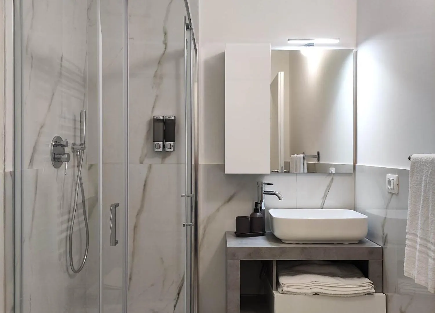 Fantastic Flat Famagosta Area, Forum, Parking, Netflix Milan Apartment